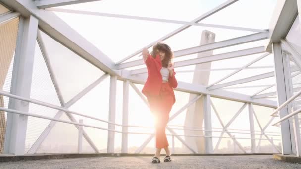 Stijlvolle Krullende Vrouw Dansend Brug — Stockvideo