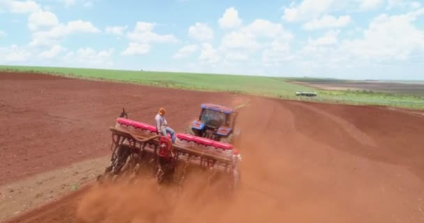 昼間に畑を耕す男 — ストック動画