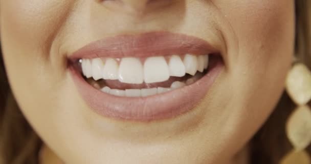 Vista Perto Mulher Com Dentes Brancos Perfeitos Sorrindo — Vídeo de Stock