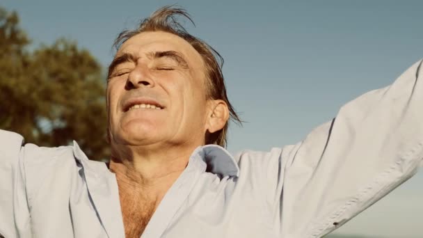 Starší Muž Stoupající Ruce Vzduchu Těší Slunečné Počasí — Stock video