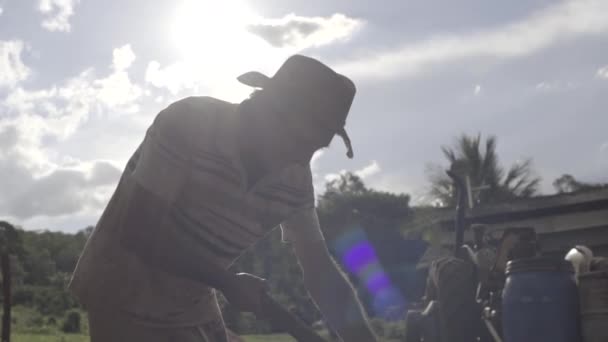 近距离观察人们在田里用铲子干活的情景 — 图库视频影像