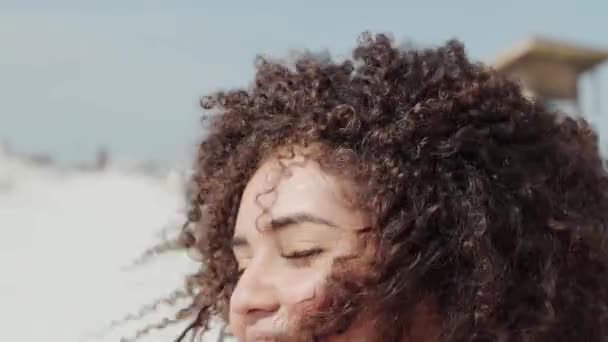 Mulher Encaracolado Bonito Divertindo Posando Praia — Vídeo de Stock