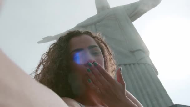 Kręcona Kobieta Długimi Włosami Pozująca Posągiem Chrystusa Odkupiciela Tle Rio — Wideo stockowe