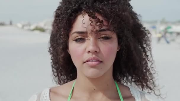 Schattige Krullende Vrouw Met Plezier Poseren Het Strand — Stockvideo