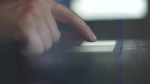Dizüstü Bilgisayar Kullanan Adamın Yakın Görüntüsü — Stok video