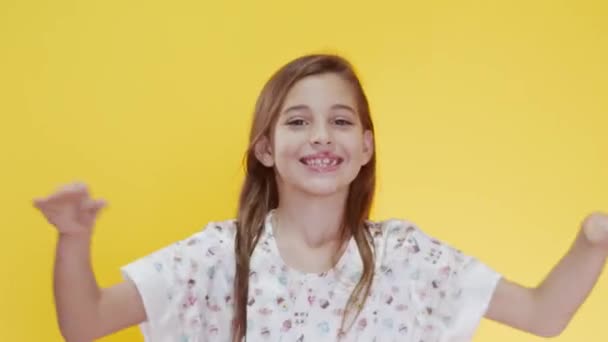 Cute Kaukaskie Dziewczyna Długimi Włosami Pozowanie Gestykulacji Żółtym Tle — Wideo stockowe