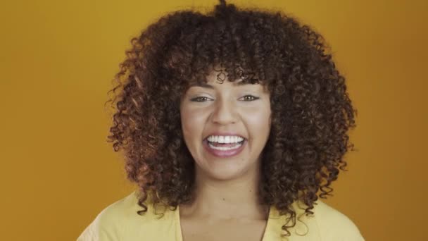 Jovem Brasil Encaracolado Mulher Gestos Posando Fundo Amarelo — Vídeo de Stock