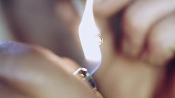 Στενή Άποψη Ώριμου Άνδρα Καπνίζει Χειροποίητο Τσιγάρο — Αρχείο Βίντεο