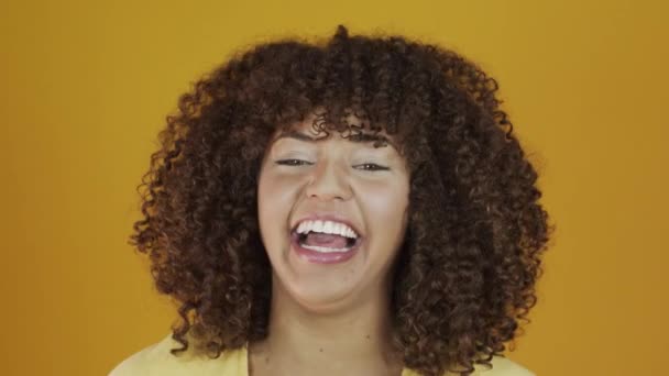 Молодая Бразильская Кудрявая Женщина Жестикулирует Позирует Желтом Фоне — стоковое видео