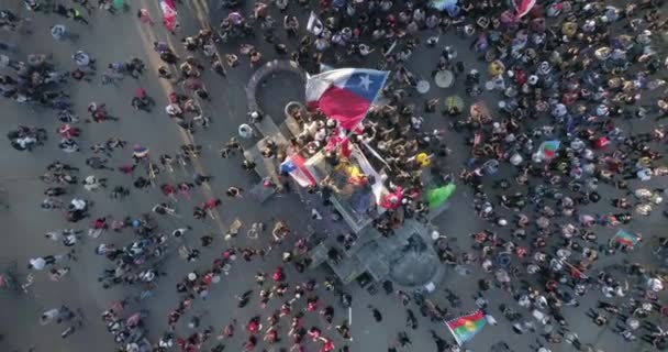 Folkmassa Protesterar Med Flaggor Torget Brasilien — Stockvideo