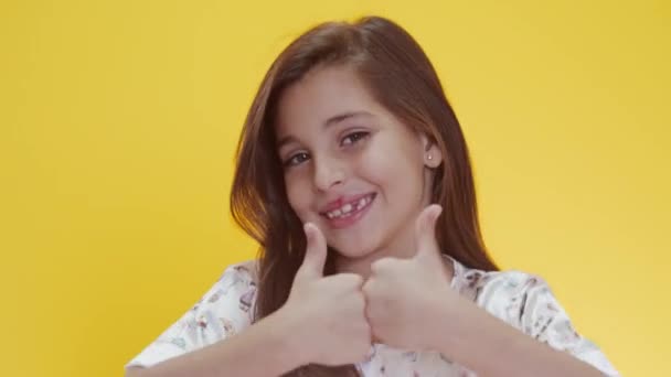 Cute Kaukaskie Dziewczyna Długimi Włosami Pozowanie Gestykulacji Żółtym Tle — Wideo stockowe