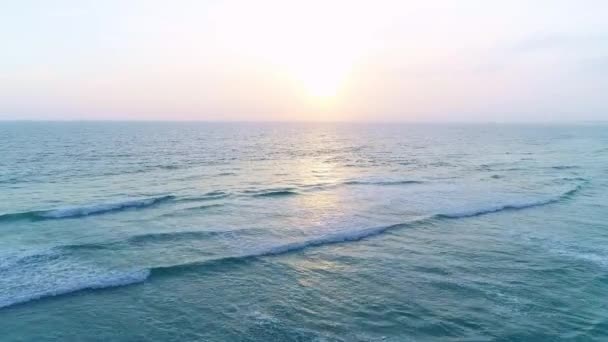 泡沫和海水飞溅的景象 阳光灿烂的黎明时分 — 图库视频影像