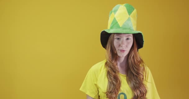 Ruiva Jovem Mulher Posando Gestos Fundo Amarelo — Vídeo de Stock