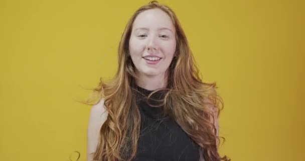 Ruiva Jovem Mulher Posando Gestos Fundo Amarelo — Vídeo de Stock