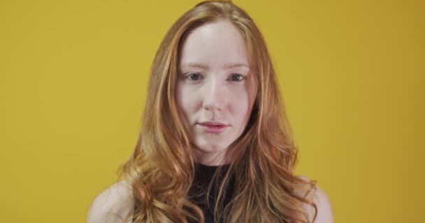 Rousse Jeune Femme Posant Geste Sur Fond Jaune — Video