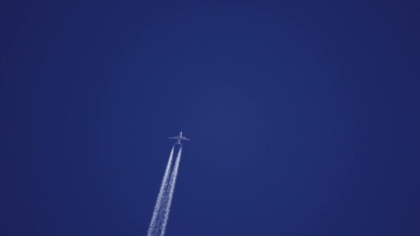 Klein Vliegtuig Dat Blauwe Lucht Vliegt — Stockvideo