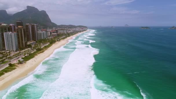 Vista Las Olas Gigantes Espuma Salpicaduras Océano Día Soleado — Vídeo de stock