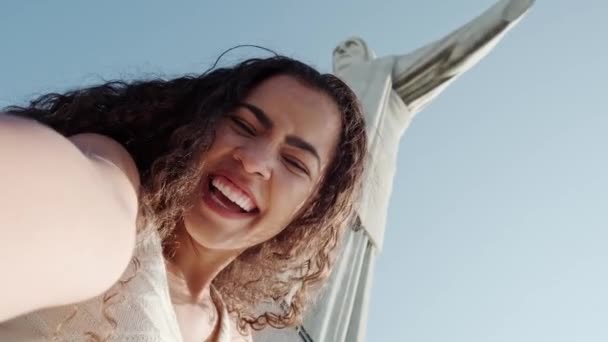 Mulher Encaracolada Com Cabelo Comprido Posando Com Estátua Cristo Redentor — Vídeo de Stock