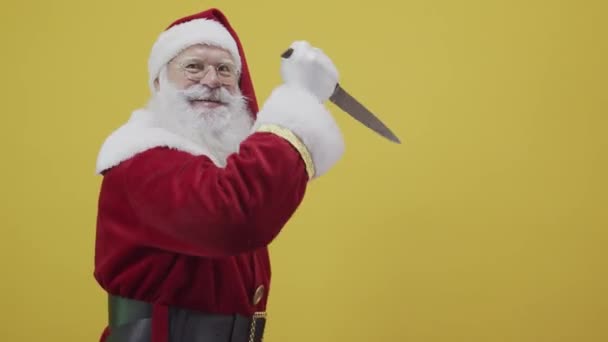 Stüdyoda Poz Veren Kol Hareketi Yapan Noel Baba Portresi — Stok video