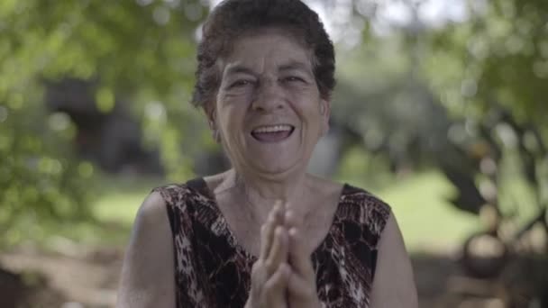 笑顔年上の女性ポーズ屋外 — ストック動画