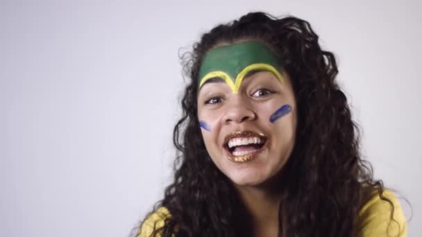 Fan Football Femme Avec Visage Coloré Gestuelle Sur Fond Blanc — Video