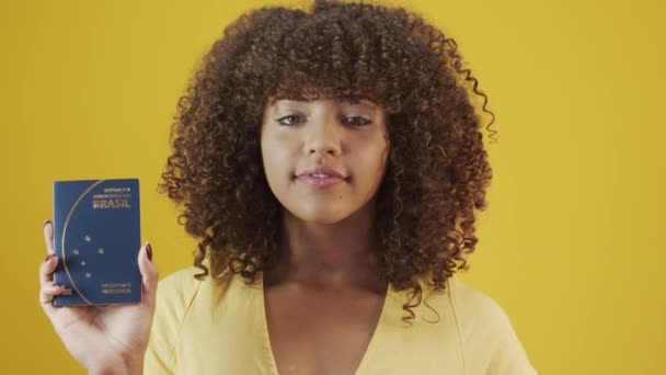 Молодая Бразильская Кудрявая Женщина Жестикулирует Позирует Желтом Фоне — стоковое видео
