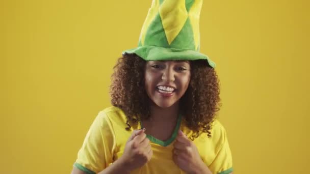 Genç Brezilyalı Kıvırcık Kadın Sarı Arka Planda Hareketli Poz Veriyor — Stok video
