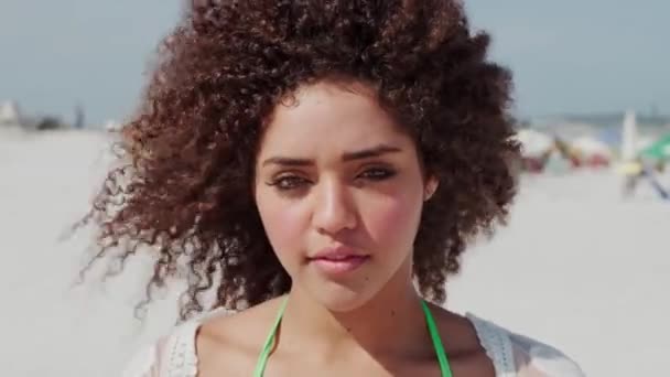 Schattige Krullende Vrouw Met Plezier Poseren Het Strand — Stockvideo