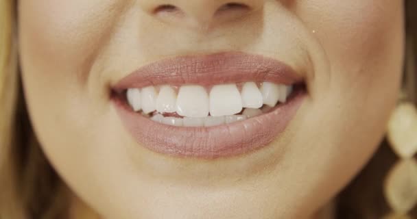 Closeup Άποψη Της Γυναίκας Τέλεια Λευκά Δόντια Χαμογελώντας — Αρχείο Βίντεο