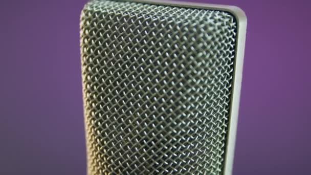 Microfone Estúdio Condensador Vocal Girando Fundo Escuro — Vídeo de Stock