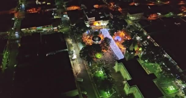 Parlayan Işıklarıyla Gece Şehrinin Havadan Görünüşü — Stok video