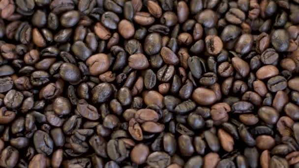 Enge Sicht Auf Geröstete Kaffeebohnen Und Eine Tasse Kaffee — Stockvideo