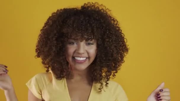 Jovem Brasil Encaracolado Mulher Gestos Posando Fundo Amarelo — Vídeo de Stock