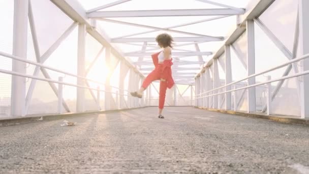 Stylische Lockige Frau Tanzt Auf Brücke — Stockvideo