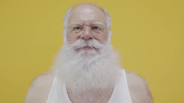 Viejo Barbudo Haciendo Gestos Posando — Vídeos de Stock