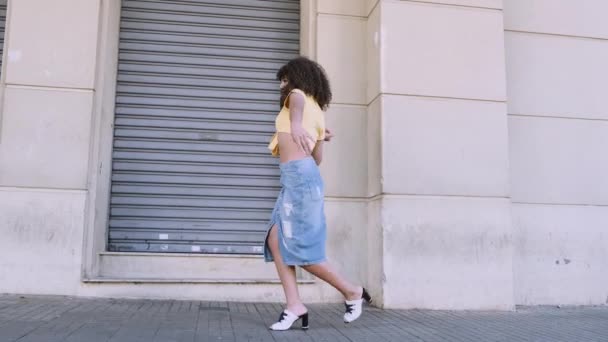 Stylish Curly Woman Dancing City Background — Stock Video