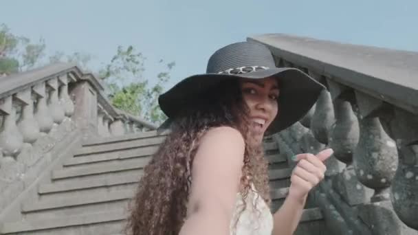 Femme Bouclée Aux Cheveux Longs Chapeau Posant Sur Les Escaliers — Video