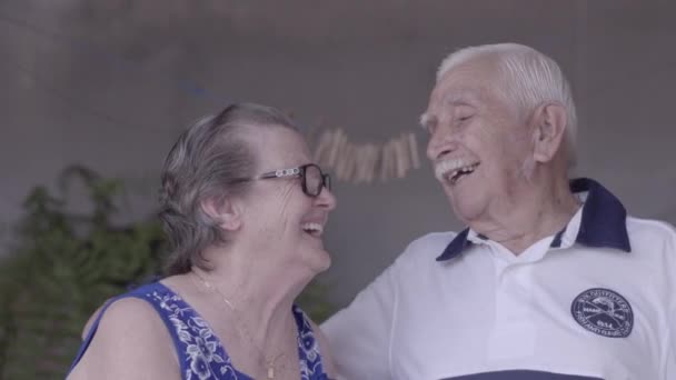 Glada Seniorer Ler Och Kramas — Stockvideo
