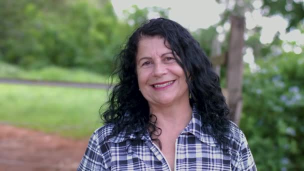 Retrato Mujer Morena Sonriente Con Pelo Rizado — Vídeos de Stock