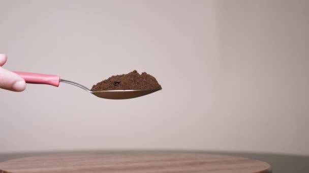 可以拿着一勺磨碎的咖啡 — 图库视频影像