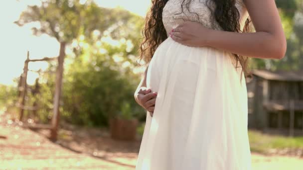 Zwangere Vrouw Witte Jurk Poseren Tuin — Stockvideo