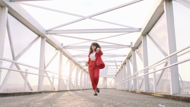 Elegante Mujer Rizada Bailando Puente — Vídeo de stock