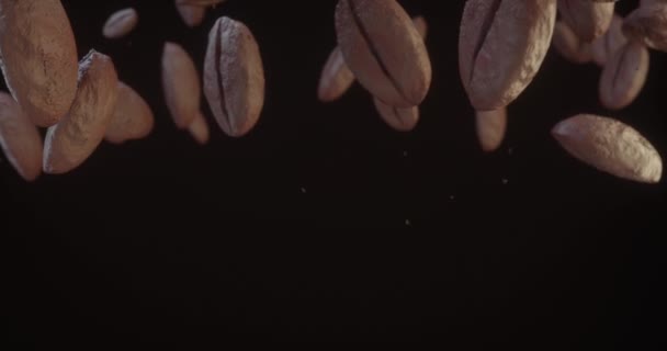 咖啡豆落在黑色的背景上 — 图库视频影像