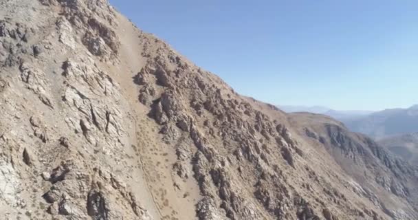 Kijkend Naar Rotsen Bergen — Stockvideo