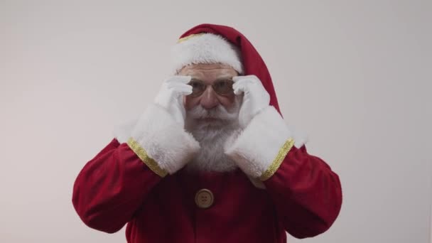 圣诞老人在演播室里摆姿势和摆姿势的画像 — 图库视频影像