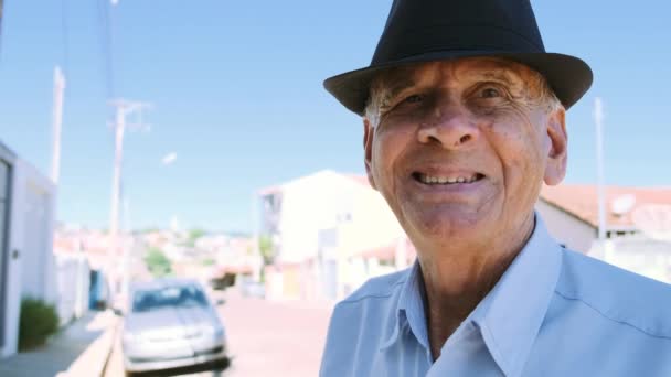 Retrato Primer Plano Del Anciano Sonriente Con Sombrero — Vídeos de Stock