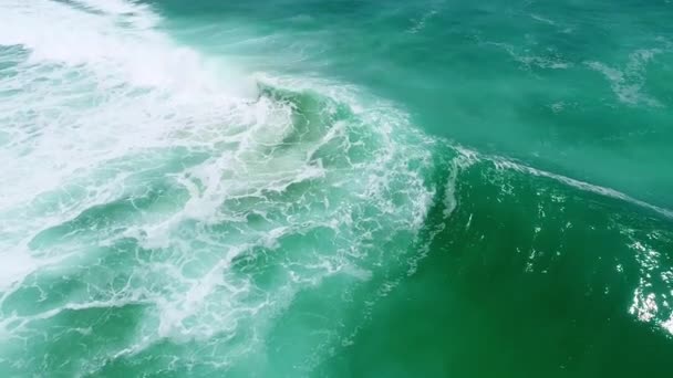 Άποψη Των Γιγαντιαίων Κυμάτων Αφρού Και Πιτσιλίσματος Στον Ωκεανό Ηλιόλουστη — Αρχείο Βίντεο