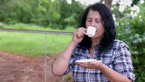 Retrato Mulher Morena Sorridente Com Cabelo Encaracolado Bebendo Café Livre — Vídeo de Stock