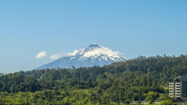 Krajobraz Wulkanu Ruchomymi Chmurami Niebie — Wideo stockowe