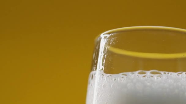 在玻璃杯中倒入蓬松的泡沫作为冷饮 — 图库视频影像